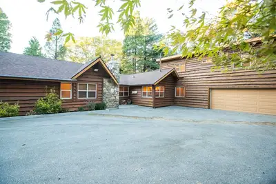 Image de Secluded cabin on 20 beautiful, wooded acres. Hot tub, 3 fireplaces, pool table.