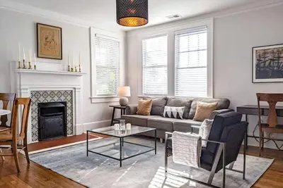 Image de Spacious Industrial Modern Apt 2br 1ba Dt Upstairs