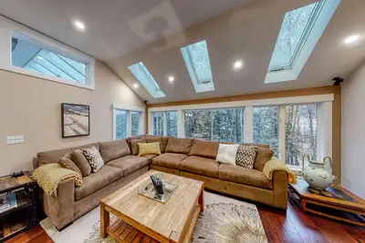 Image de Luxurious winter chalet by Sugarbush Resort with private sauna