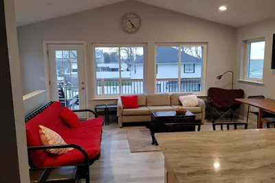 Awesome lake view & water access. Geneva Center Strip, Sunsets, private parking!