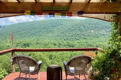 Image de Charming mountaintop cabin with hot tub, pool table, and breathtaking views