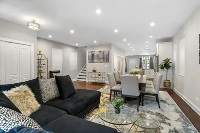 Image de Gorgeous New 5 Bdr/ 4ba in Logan Square w/Parking!