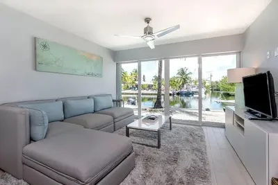 Image de Beautiful water front condo with amazing views and minutes to Sombrero beach.