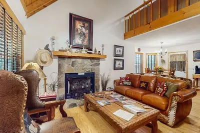 Image de Dog-Friendly Cabin W/ Lofted Layout, Enclosed Yard, High-Speed WiFi, & Firepit
