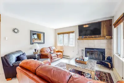 Image de Walk to the Ski Shuttle Bright Condo w/ Fireplace & Shared Hot Tub/Pool