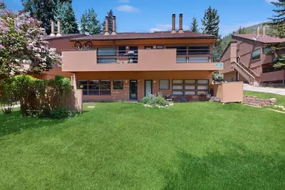 Image de Steps to Ski Shuttle Condo w/ Fireplace, WiFi & Shared Hot Tub/Seasonal Pool