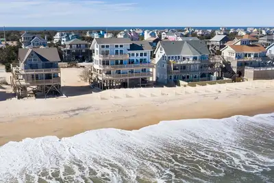 Image de Sunrises, Sunsets☀️Hot Tub, Shared Pool, Beach Chairs, Oceanfront, Summer Sale