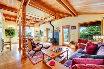 Image de Unique coastal retreat boasting ocean views, spacious deck, lofted layout & WiFi