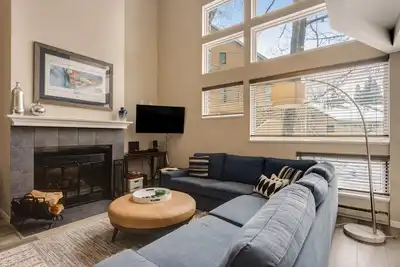 Image de Fully remodeled condo with pool, hot tub, & free ski shuttle - near lifts & town