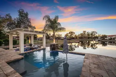 Image de Heated Pool Included, Luxury 5 Bed 4 Bath Home, Gourmet kitchen