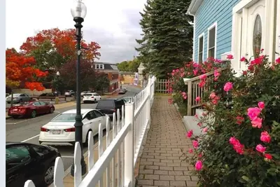 Image de Single Level Home - Steps to Downtown Gloucester & A/C throughout