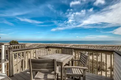 Image de Oceanfront gem with spacious deck, direct beach access, & high-speed WiFi