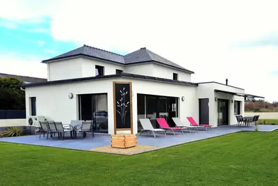 Image de Maison avec piscine 30°C et jardin clos à 300m de la plage des Amiets - Bretagne
