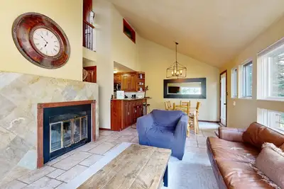Image de Cozy condo with fireplace, pool & hot tub - steps to ski shuttle