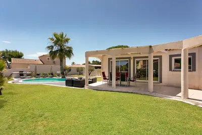 Image de Superbe maison et piscine sur terrain de 1000m²