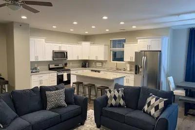 Image de Brand new home near downtown, Nau, and snow bowl