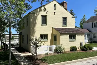 Image de Enjoy a stay in Greendale, Wi a National Historic Landmark!