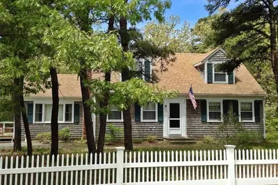 Image de Experience the charm of Cape Cod, a spacious 4-bedroom retreat in Eastham