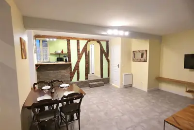 F2 au coeur de ville avec chambre troglodyte