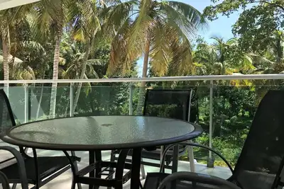 Image de 2bd family-friendly residence, lush tropical views, 5-minute walk to quiet beach
