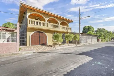 Image de Casa Guadalupe - 4br/4. 5ba Two-Story In Leon