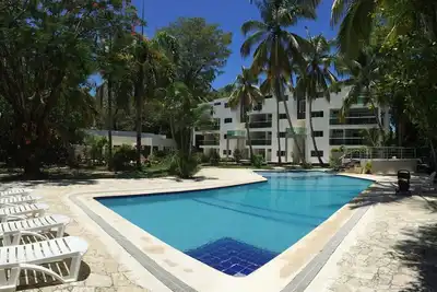 Image de 2bd 2bt apt, pool/cable Tv/Internet/parking/balcony, jacuzzi, steps from beach