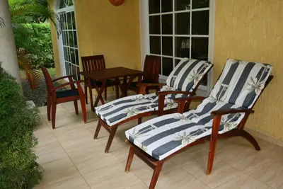 Image de 2bd/2bth villa near beach and shops, with parking/cable Television/Internet