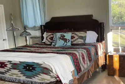 Image de Stay and Ride Romantic ‘King Suite Plus” with Deck on a Dude Ranch. Horses!