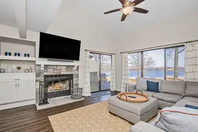 Image de Gorgeous, Completely Remodeled, Waterfront Condo on Aspen Lake!