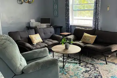 Image de Recently renovated with granite countertops!