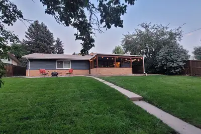 Image de ♡Denver-Central: Cozy Bungalow w/ dual fireplace, open kitchen & private yard