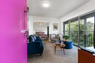 Image de InnThePink-Brand new Apartment on Lake Edge