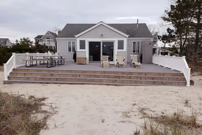 Image de Classic Southampton Peconic Bay Waterfront Bungalow Child Safe Gated Community