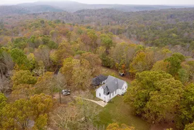 Image de Family Compound with Multiple Buildings on 15 acres