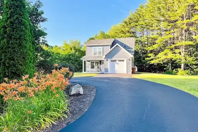 Image de Belle Maison Neuve Près de la Plage et de la Ville.