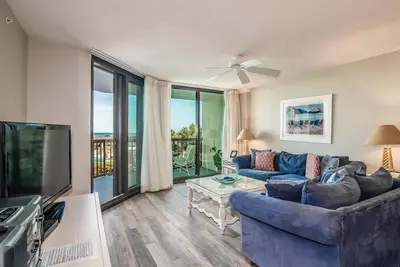 Seaside Paradise 3br Condo Steps from the Beach