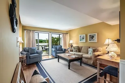 Coastal Escape Spacious 3br 2ba Scenic Lake View