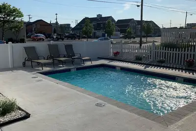 Image de Ocean Breeze Retreat - 5 Bedroom / 2 Bath, Heated Pool, Steps from downtown