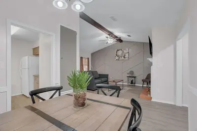 Image de Tucked-Away Townhouse