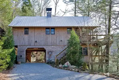 Image de This unique cantilever home is a must stay! Has nice decks to enjoy the nature