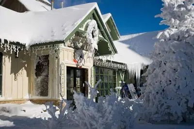 Image de 31 Snowshoe Village Retreat  Steps to Slopes Ski in Ski out