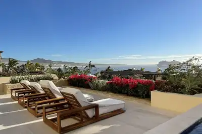 Oceanfront Luxury Escape, Breathtaking Views. Private Pool & Jacuzzi