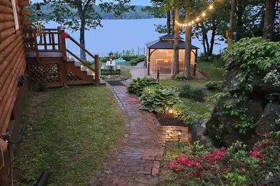 Image de “Wake up to lake views, spend your days on the water, unwind by the fire. ”