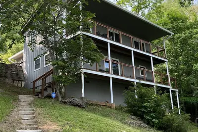 Image de Cabin on water with Covered Boat Dock -Gentle Slope to Lake!