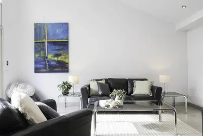 Image de StayCentral - Fairfield 4Br Home - Perry St, Fairfield - 4 Bedrooms, 6 Beds, 1 Bathrooms, 1 secure undercover parking spot and free street parking.