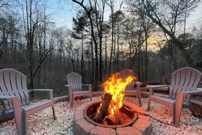 Image de Pet-Friendly Sunset View Cabin • Private Hot Tub • Pools • Mountain Views •Fiber