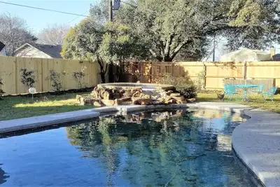 Image de Big Private Fenced Yard, Hot Tub & Heatable Pool, No Stairs, Stone Floors