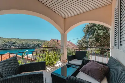 Appartement de trois chambres avec la terrasse et la vue sur le mer Molat (A-18433-a)