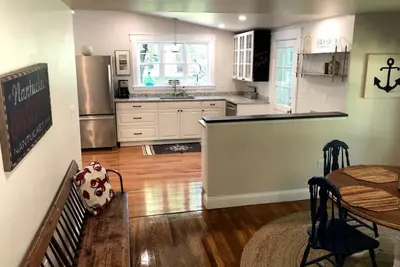 Image de Chicky's Place - Spacious Two Bedroom Condo- 15 min walk to Footbridge Beach