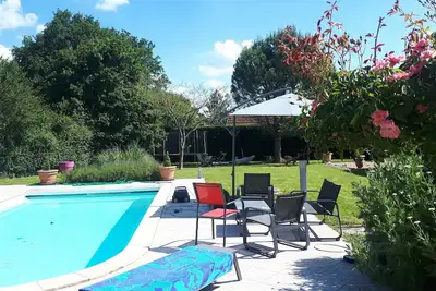 Image de maison de campagne avec piscine et jardin en Bourgogne entre Loire et Morvan